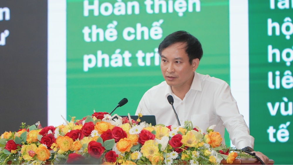 PGS.TS Bui Van Huyen - Vien truong Vien Kinh te - Xa hoi va Moi truong, Hoc vien Chinh tri quoc gia Ho Chi Minh trinh bay tham luan “Dinh huong phat trien kinh te - xa hoi tinh An Giang den nam 2030”. Anh: Nguyen Anh