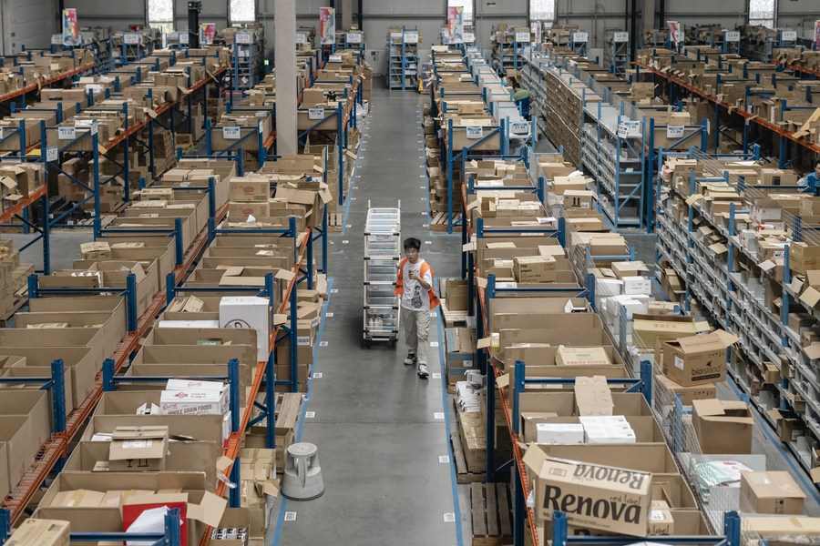온라인 쇼핑이 중국에서 점점 더 확산되고 있습니다. 사진은 2023년 7월 19일 저장성 이우빈의 보세 창고입니다. 사진: 신화통신