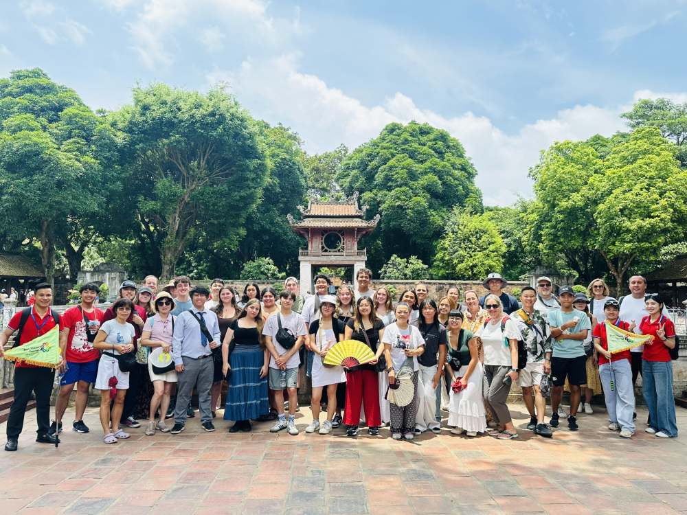 Du khach tham quan Van mieu Quoc Tu Giam (Ha Noi). Anh: Lan Phuong