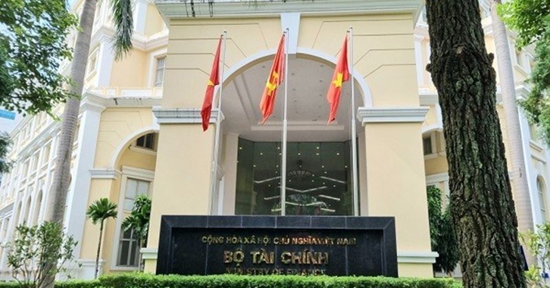 The Ministry of Finance clarifies the regulations on bidding for specialized medical supplies under the new law. Photo: MOF.