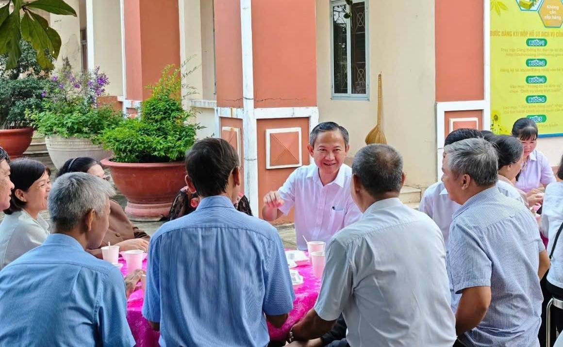Lanh dao phuong ca phe, lang nge y kien nhan dan. Anh: Cong thong tin dien tu phuong Phu An