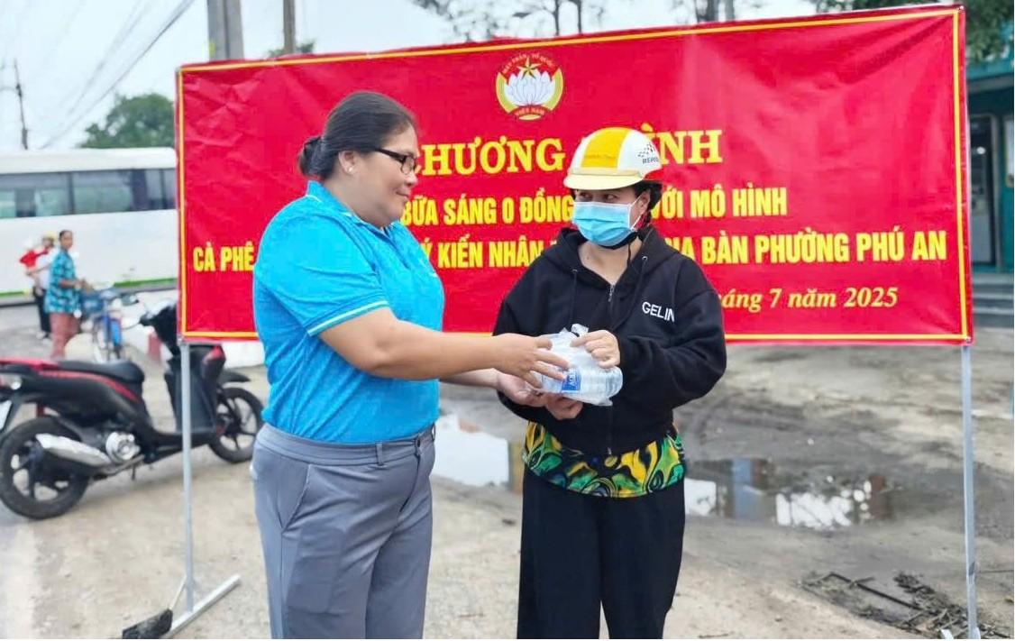 Phu An Ward realizo una sesion de cafe para escuchar las opiniones de las personas y dar 500 comidas 0 dong. Foto: Portal electronico de Phu An Ward