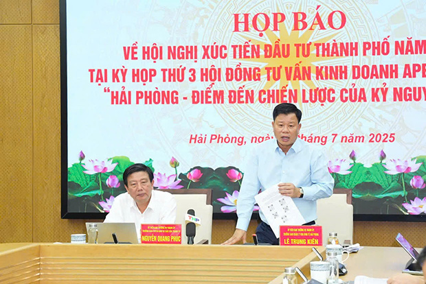 Truong Ban quan ly Khu Kinh te Hai Phong thong tin tai cuoc hop. Anh: Cong TTDT Hai Phong