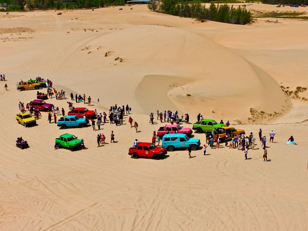 Tourists at Bau Trang tourist area, Lam Dong province. Photo: Duy Tuan