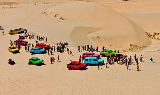 Du khách tại khu du lịch Bàu Trắng, ở tỉnh Lâm Đồng. Ảnh: Duy Tuấn