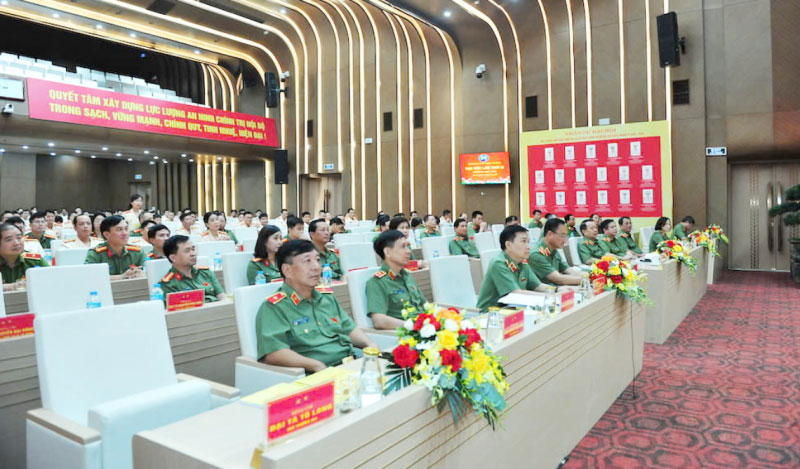Thu truong Pham The Tung va cac dai bieu du hoi nghi.