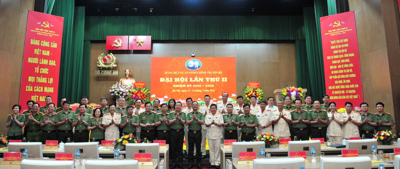 Thu truong Pham The Tung va cac dai bieu du dai hoi.