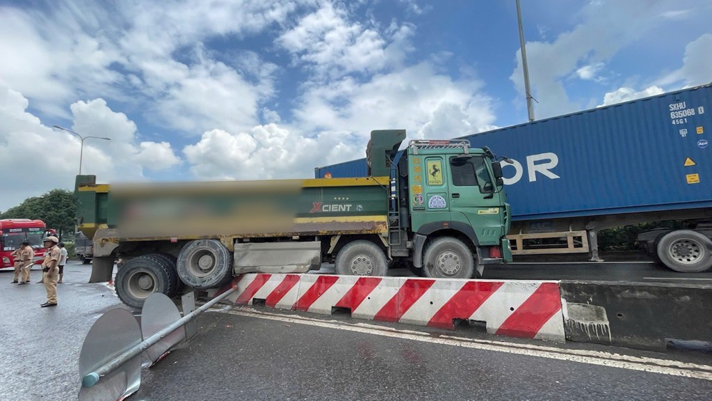 Do Muoi通りでの2件の交通事故により、交通渋滞が数時間続きました。