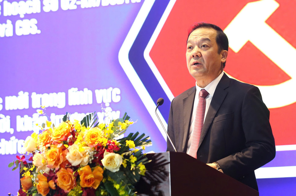 Thu truong Pham Duc Long trinh bay bao cao tom tat phuong huong, nhiem vu trong tam 6 thang cuoi nam 2025