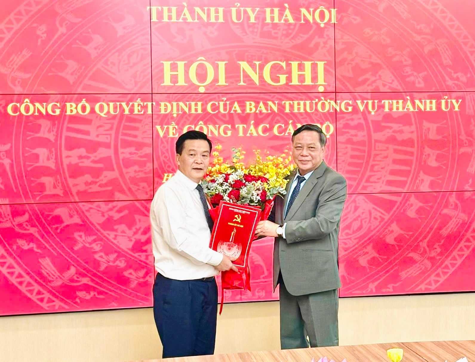 ハノイ党委員会の永久副秘書Nguyen van Phongは決定を下し、同志Le Trung Kienを祝福するために花を捧げました。写真：Hien Luong