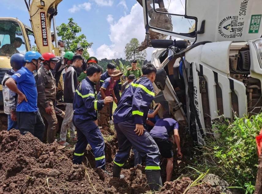 기능 부대가 피해자 구조를 진행하고 있습니다. 사진: 공안 제공
