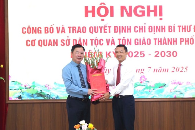 ハノイ市人民委員会党委員会のドアン・チュン・トゥアン副委員長が決定を授与し、グエン・シー・チュオン同志に花束を贈呈。写真:ディン・ヒエップ