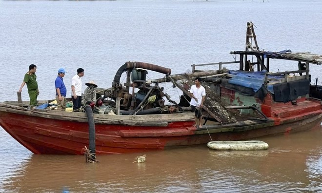 Bắt quả tang vụ khai thác cát trái phép ở Quảng Trị