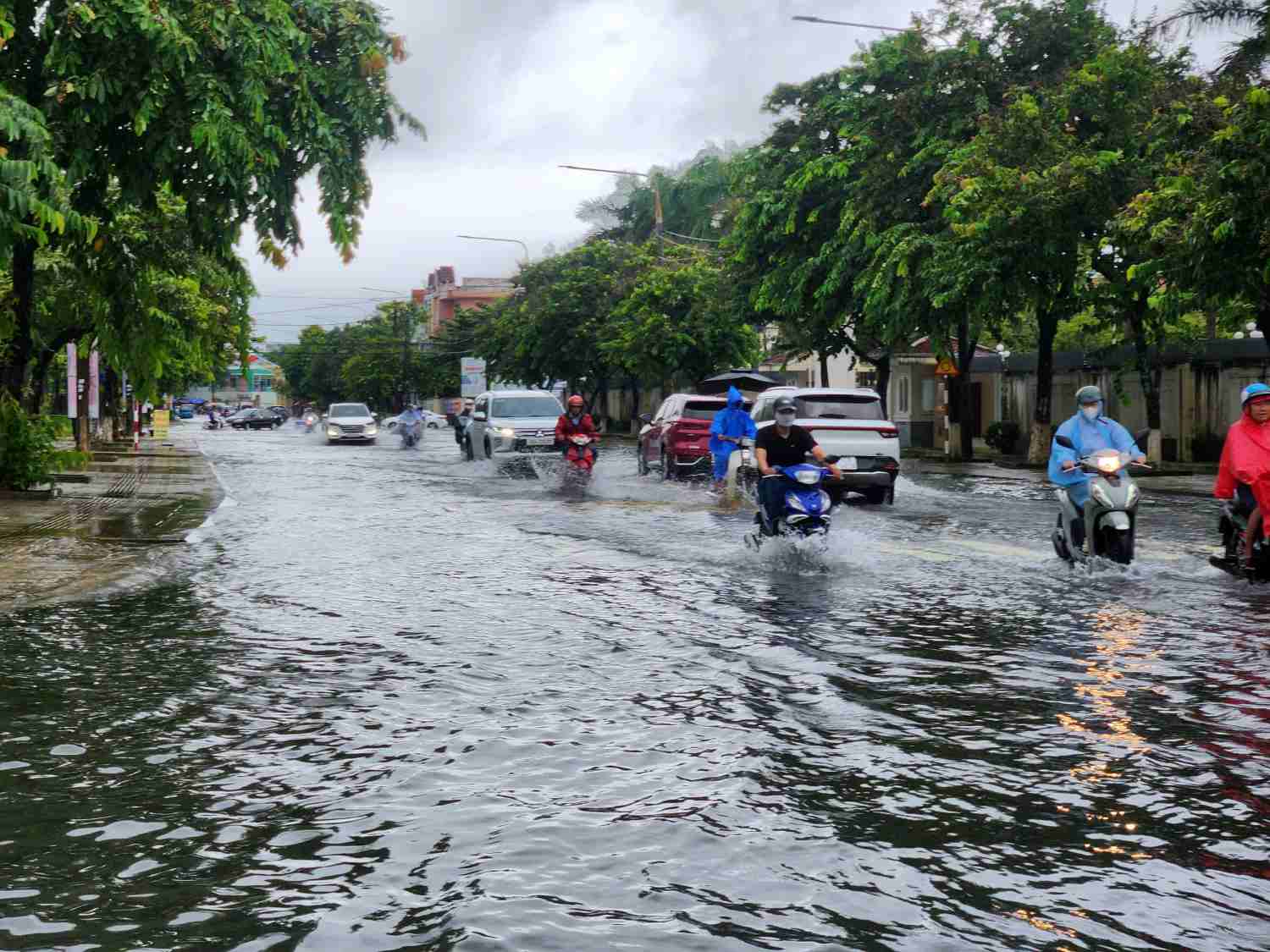 異常気象、今年の夏の間、ダナン市で多くの豪雨が発生。写真:Tra Ban