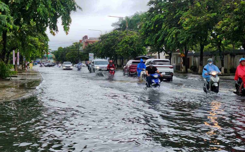 Unusual weather, many floods in Da Nang City in the middle of this summer. Photo: Tra Ban