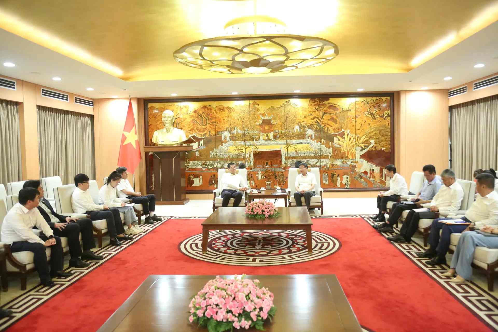 Pho Chu tich UBND TP Ha Noi Duong Duc Tuan lam viec voi doan cong tac Cong ty Hoa Nam, Trung Quoc. Anh: Pham Cong