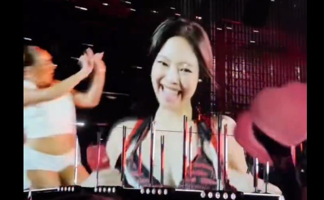 Jennie (Blackpink) gay soc vi co tinh de lo noi y tren san khau. Anh: Cat tu video