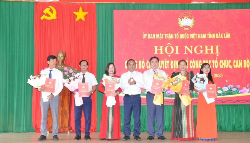 Los lideres del Comite del Frente de la Patria de Vietnam de la provincia de Dak Lak presentaron flores para felicitar al personal asignado a la tarea. Foto: Dang Trieu