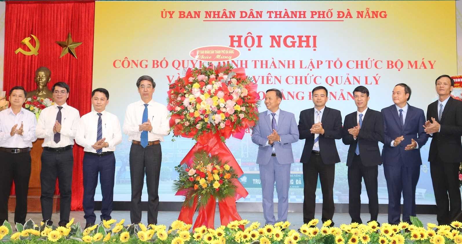 Vice Chairman of the Da Nang People's Committee Tran Chi Cuong (4th from left) presented flowers to congratulate the school. Photo: An Thuong