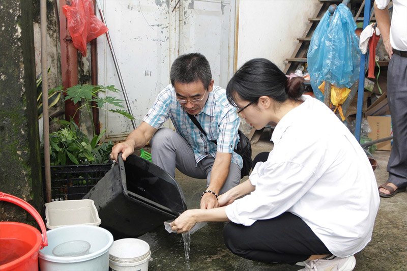 Doan kiem tra cua CDC Ha Noi kiem tra tinh hinh dich sot xuat huyet tai nha dan. Anh: Duy Tuan