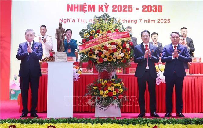 To Lam 총비서가 흥옌성 Nghia Trua 코뮌 당위원회 대표자 대회를 축하하며 꽃바구니를 전달합니다. 사진: TTXVN