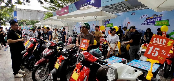 Preparandose para prohibir las motocicletas de gasolina, muchas personas estan interesadas en motocicletas electricas genuinas. Foto: Xuyen Dong
