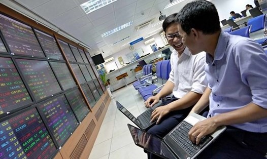 Cổ phiếu bất động sản hút dòng tiền mạnh, hàng loạt mã tăng trần trong phiên giao dịch đầu tuần. Ảnh: Lê Toàn