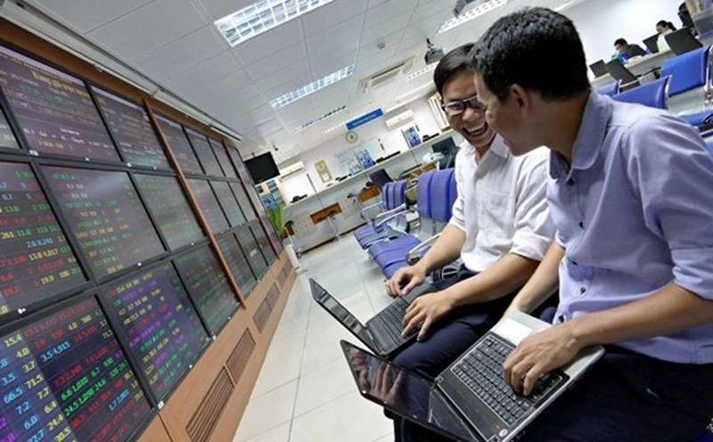 Real estate stocks attracted strong cash flow, a series of stocks increased the price in the first trading session of the week. Photo: Le Toan