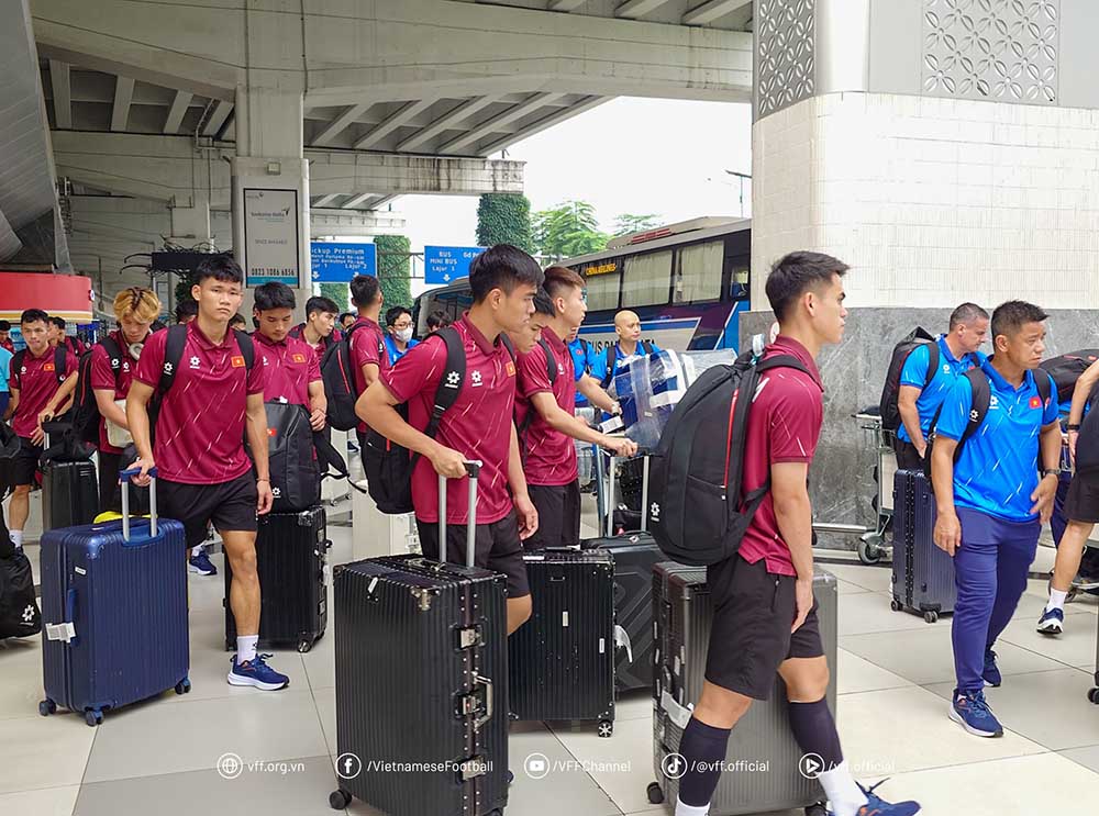 Toan doi di chuyen ve noi dong quan. Anh: VFF