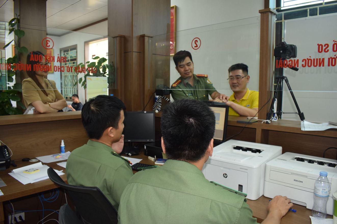 Cán bộ chiến sĩ tận tình hướng dẫn các thủ tục cho người dân. Ảnh: Cổng TTĐT Công an tỉnh Hưng Yên