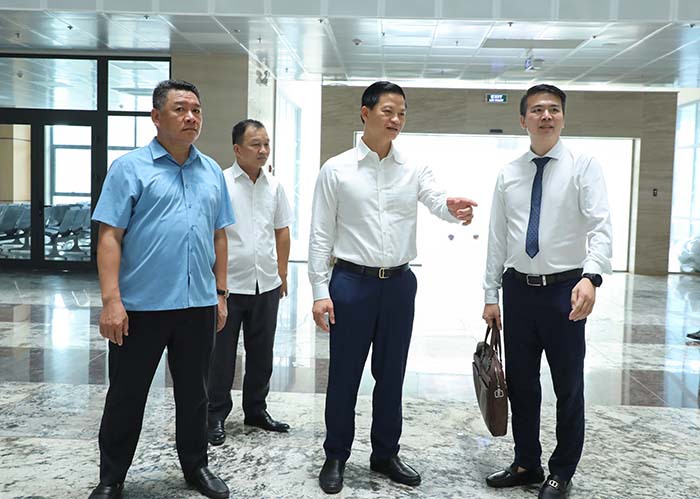 Ong Vuong Quoc Tuan kiem tra tai khu vuc sanh chinh toa nha. Anh: Cong TTDT Bac Ninh