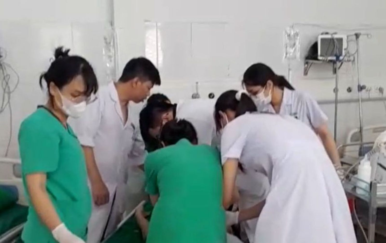 Thoi diem cap cuu cho benh nhan tai Benh vien Da khoa Medic Hai Tien. Anh: Cat tu clip nguoi nha phan anh su viec.