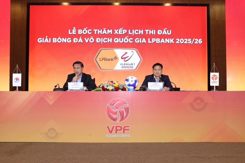 VPF 이사회 의장인 Tran Anh Tu 씨(왼쪽)가 V.리그의 심판 및 VAR 업무에 대해 공유하고 있습니다. 사진: VPF