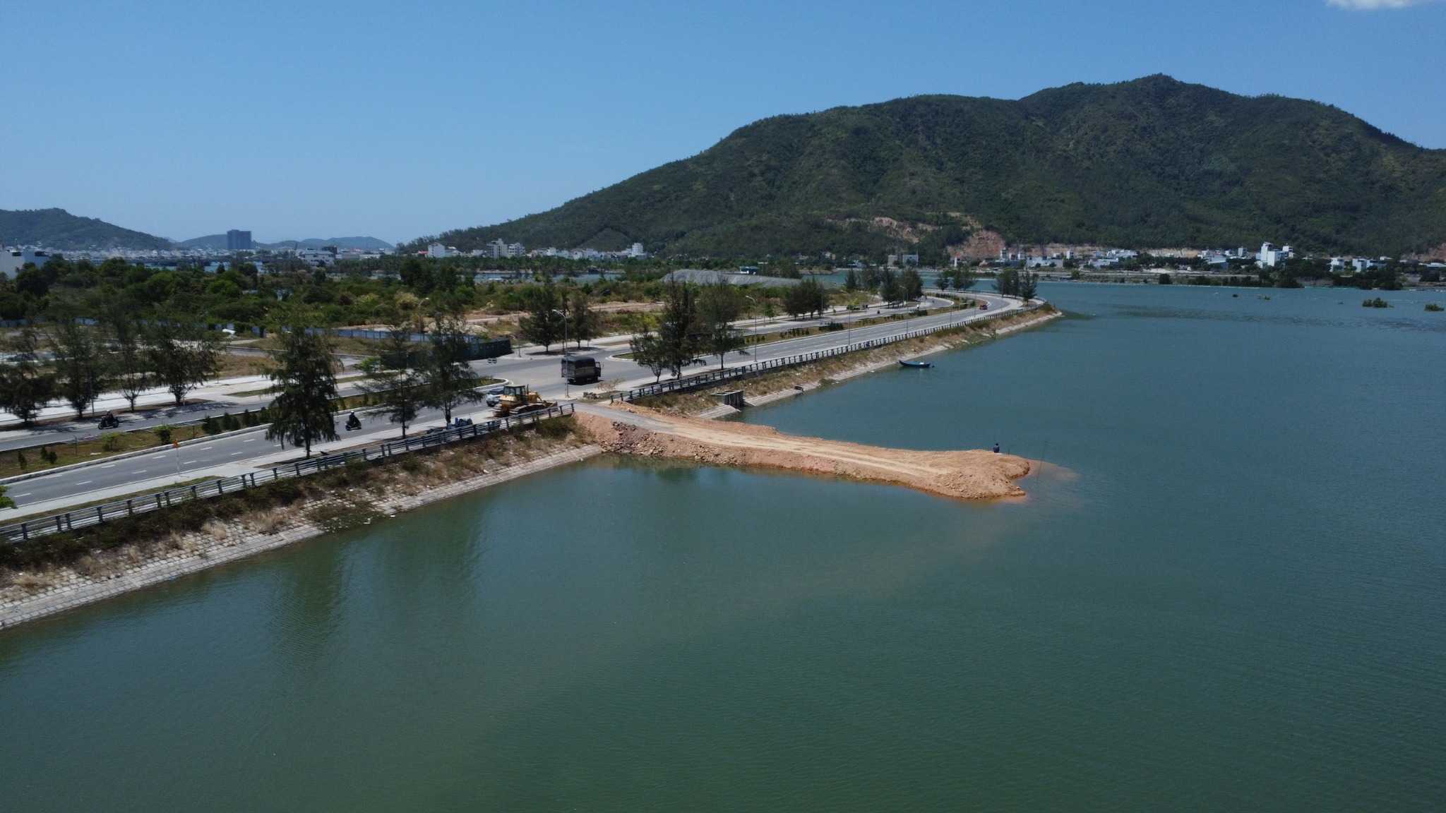 The authorities have decided to temporarily suspend the leveling of Quan Truong River in Nam Nha Trang Ward. Photo: Huu Long