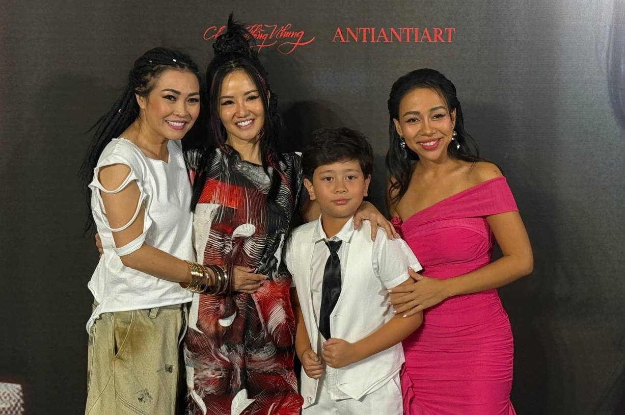 Diva Hong Nhung duoc nhieu dong nghiep den ung ho ra mat MV moi. Anh: Di Py