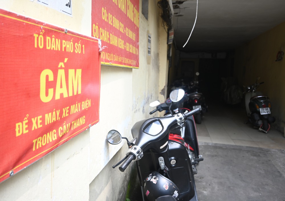 Du da co bien cam phuong tien dung do xe nhung xe may van de kin o nhieu khu nha.