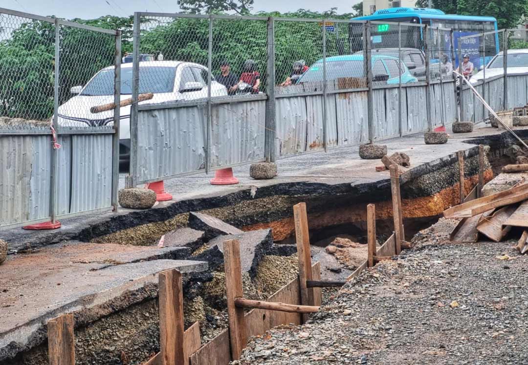 Vi tri sut lun trong khu vuc rao chan thi cong tren duong gom Dai lo Thang Long. Anh: To The