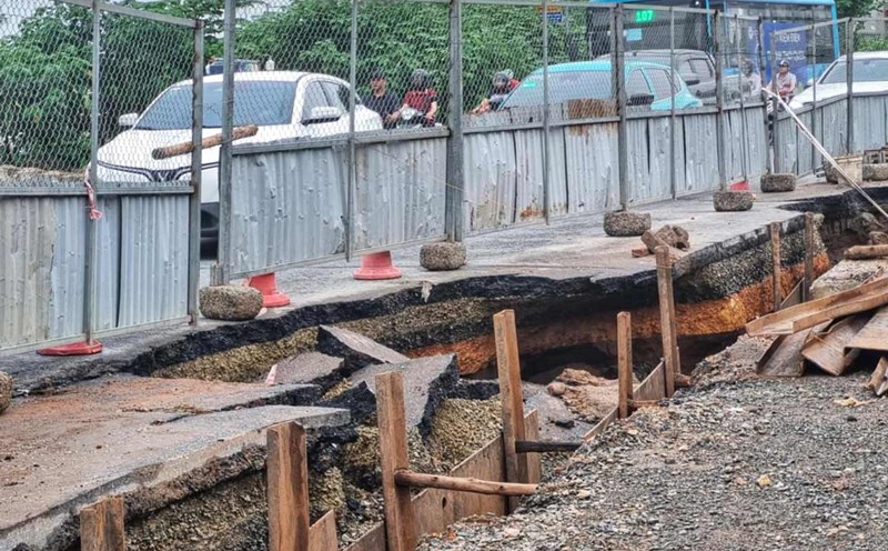 The location of the subsidence is within the construction barrier on the Thang Long Avenue service road. Photo: To The