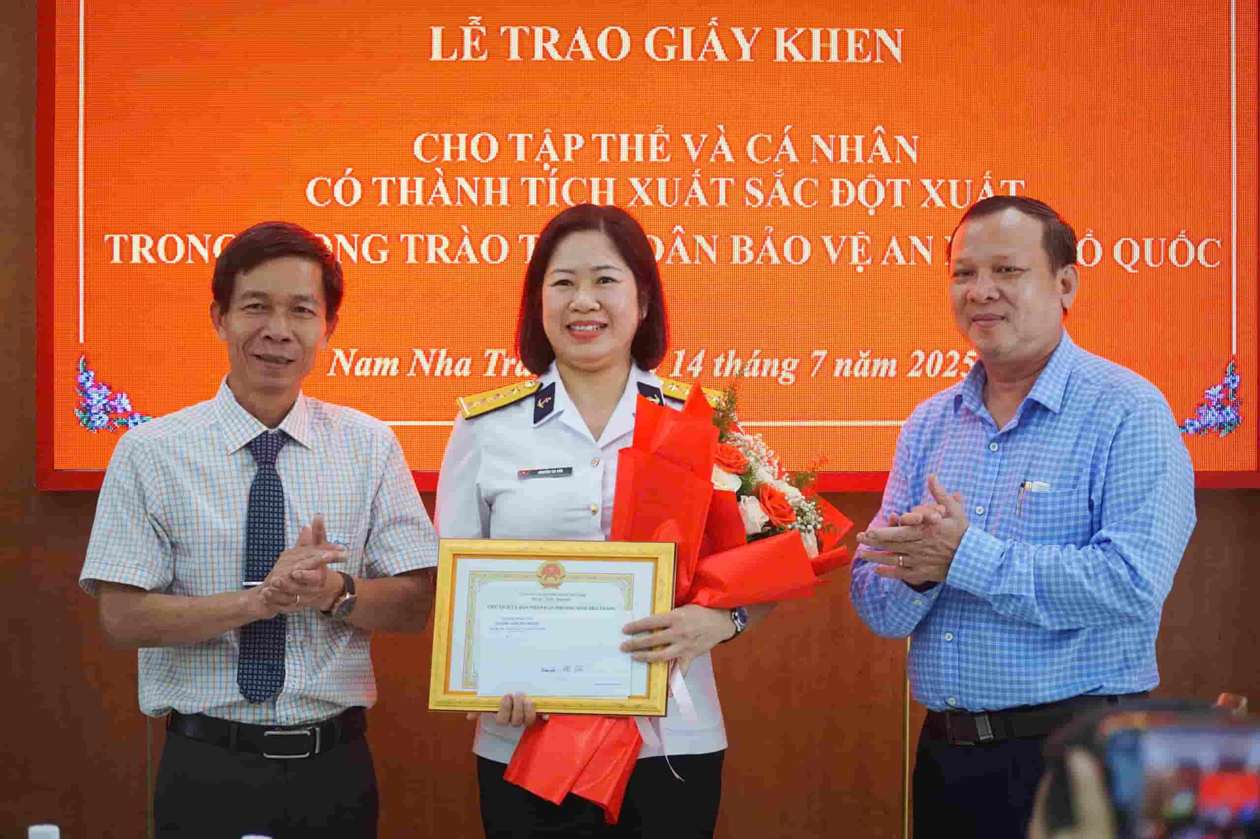 La localidad recompenso a la capitana que trabajaba en la Academia de la Marina en Nha Trang, quien devolvio la billetera que contiene casi 80 millones para la persona caida. Foto: Huu Long