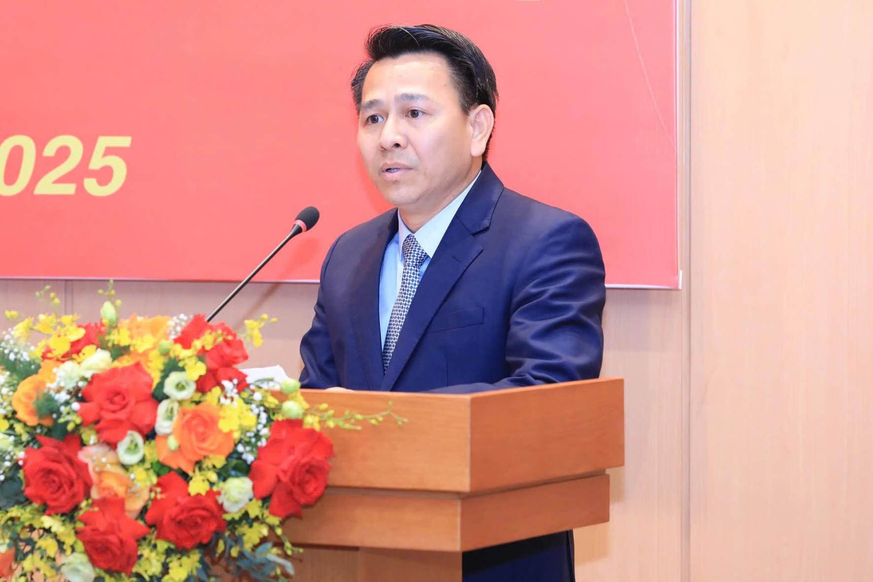 Do Van Truong 신임 국회 대표단 및 하노이시 인민의회 사무실장이 임무를 수락하는 발언을 하고 있습니다. 사진: Nguyen Hop