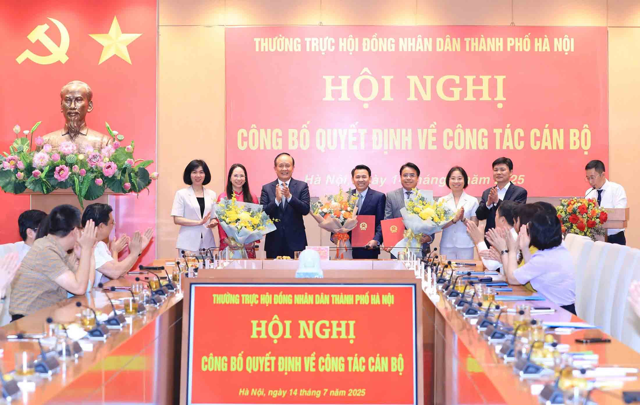 hu tich HDND TP Ha Noi Nguyen Ngoc Tuan tang hoa chuc mung cac can bo duoc trao quyet dinh. Anh: Nguyen Hop