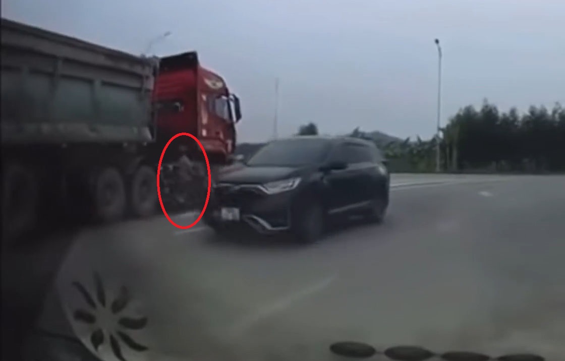 Nenh phuong (Bac Ninh 성)에서 오토바이와 트럭 간의 충돌 사고 발생 시점. 사진: 시민 제공 클립에서 캡처