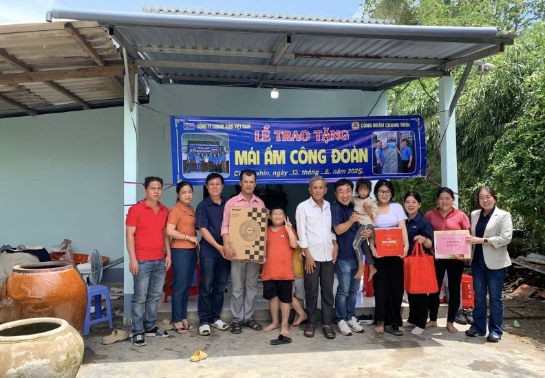 チャンシンベトナム有限会社労働組合が組合員と労働者に労働組合の温かい家を贈呈。写真:労働組合提供
