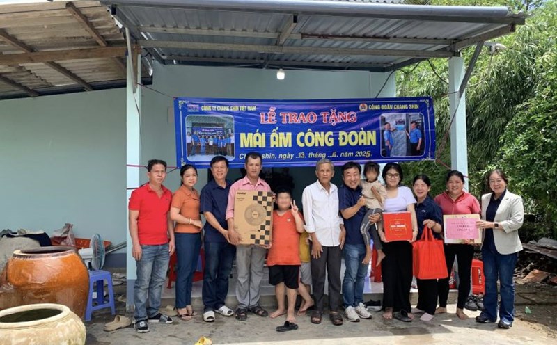 The Trade Union of Chang Shin Vietnam Co., Ltd. presented the Trade Union Shelter to union members and workers. Photo: Provided by the Union