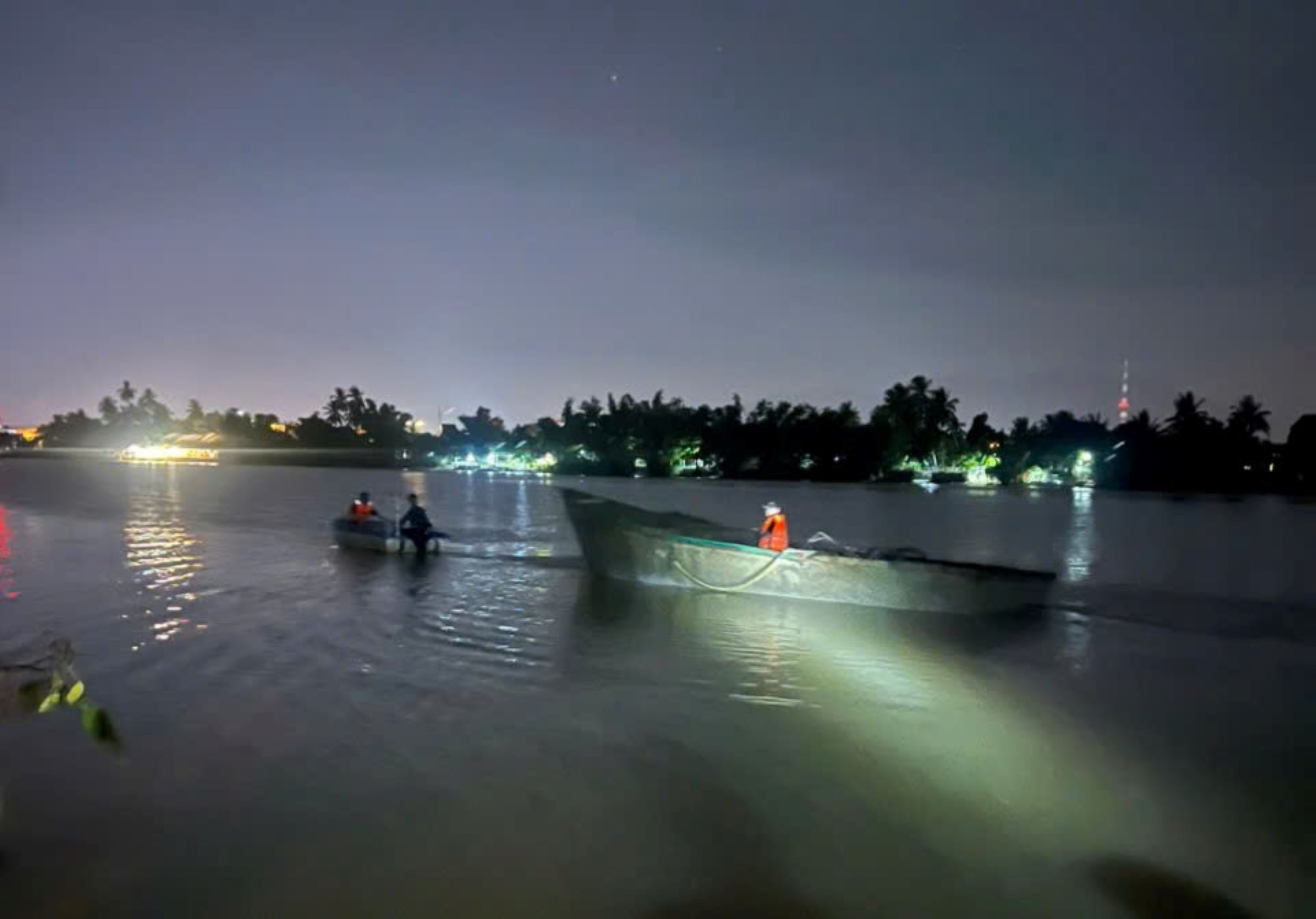 Công an tỉnh Khánh Hòa phối hợp với các lực lượng tuần tra, kiểm soát tình hình vi phạm khai thác khoáng sản trái phép tại khu vực sông Cái. Ảnh: Phương Linh