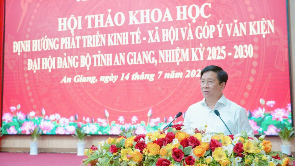 Chu tich UBND tinh An Giang Ho Van Mung phat bieu tai hoi thao. Anh: Nam Phuong