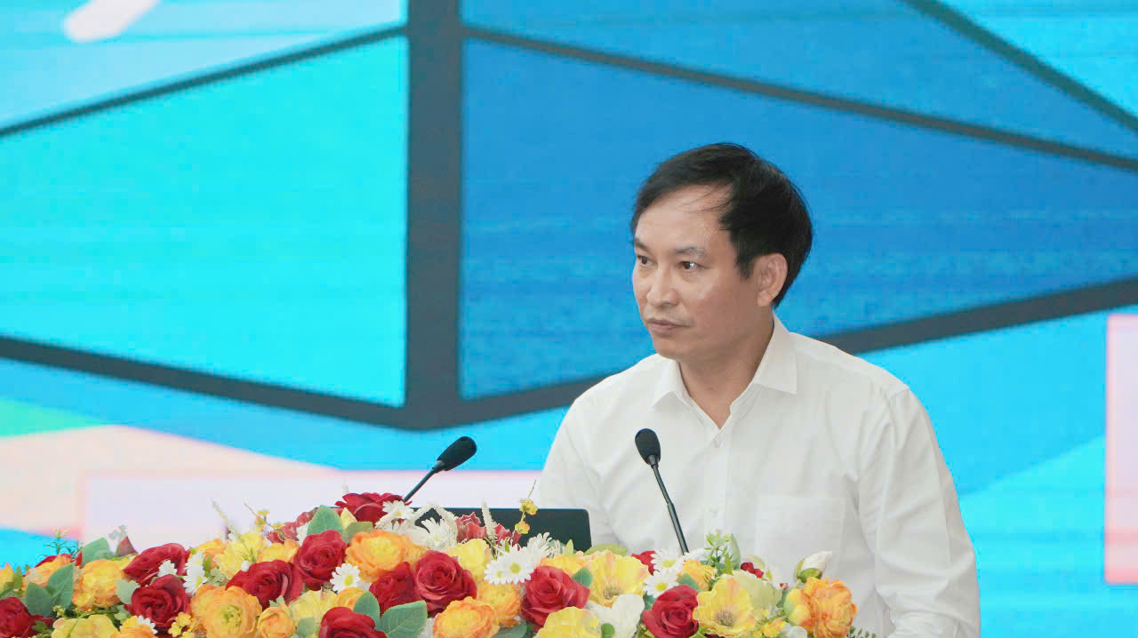 PGS.TS Bui Van Huyen - Vien truong Vien Kinh te - Xa hoi va Moi truong, Hoc vien Chinh tri quoc gia Ho Chi Minh - trinh bay tham luan. Anh: Nguyen Anh