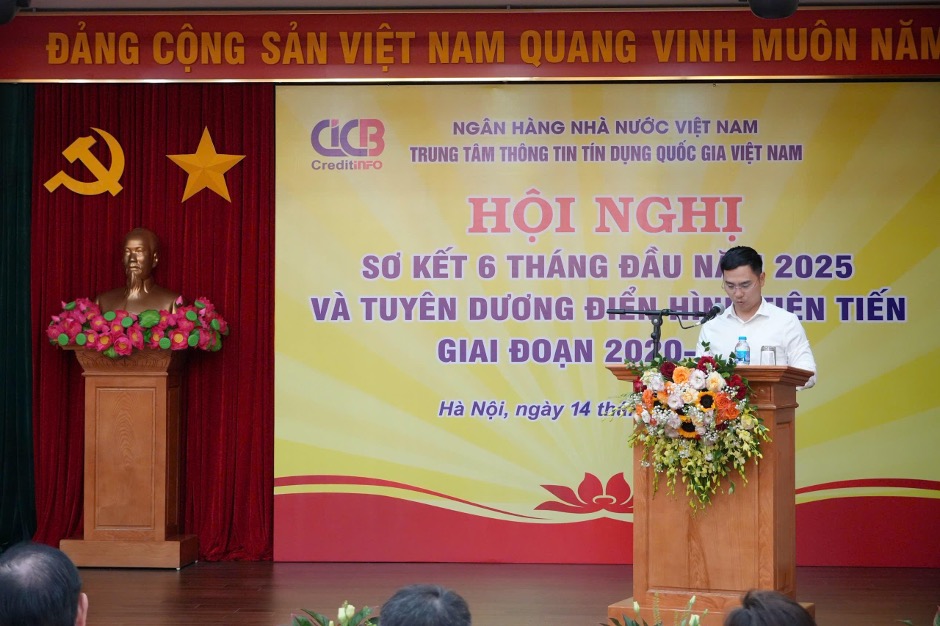Quyen Tong Giam doc CIC trinh bay bao cao so ket 6 thang dau nam. Anh: CIC