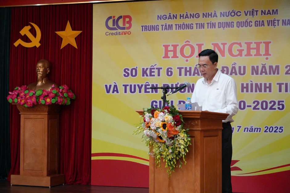 Dong chi Le Anh Tuan – Pho Tong Giam doc, Chu tich Cong doan CIC – trinh bay bao cao tong ket phong trao thi dua, khen thuong giai doan 2020 – 2025. Anh: CIC