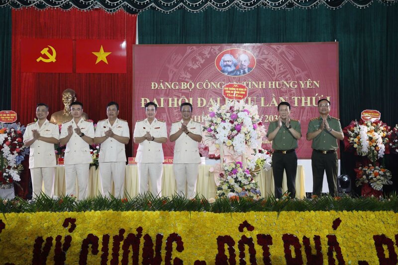 ルオン・タム・クアン将軍は、議会を祝福するために花を与えました。写真：ハングイェン州警察署のポータル